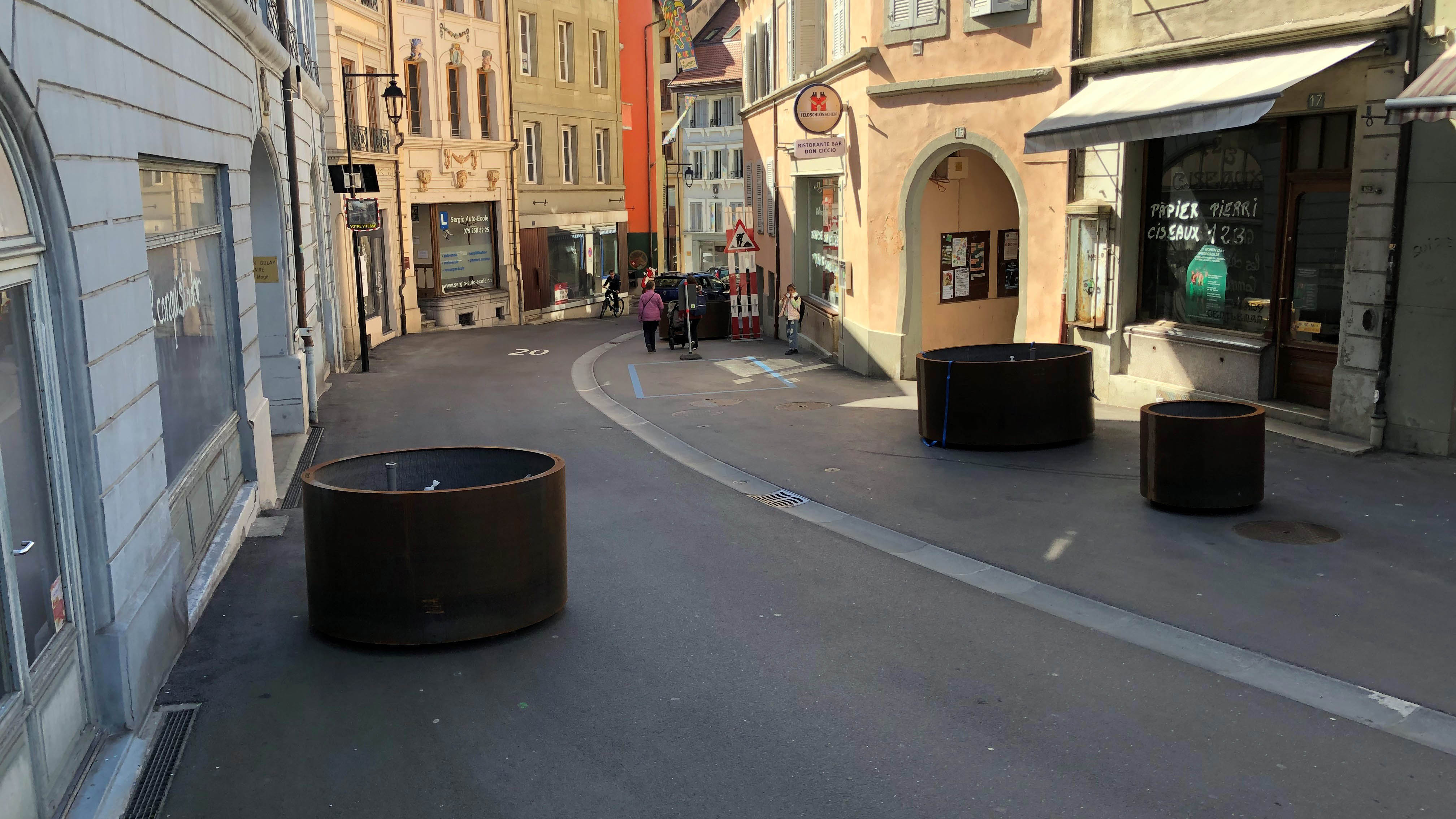 Installation du mobilier urbain et paysager au centre-ville